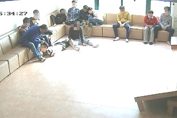 얼마 전 불거진 남원 평화의 집 CCTV 화면. 자극적인 폭행 영상 소비에 그치는 동안, 문제를 제보한 사람들은 어떻게 되었을까. 사진은 본 기사와 무관. (CCTV 화면 갈무리)