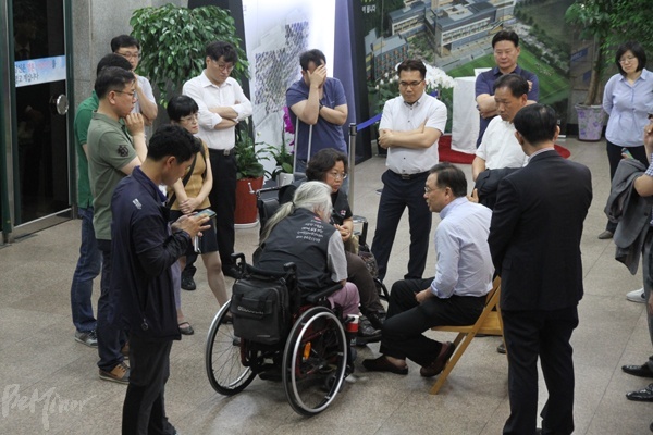 경기420공투단 회원들과 교회 담임목사 등 관계자들이 면담을 진행하는 모습.