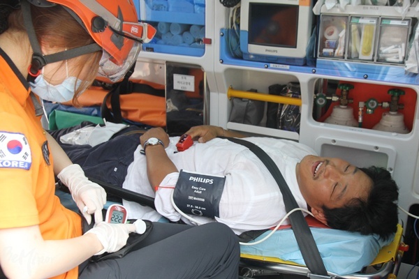 20일 이룸센터 유리처마에서 내려와 119 구급대 앰뷸런스에 실린 이도건 경기420공투단 공동집행위원장. 