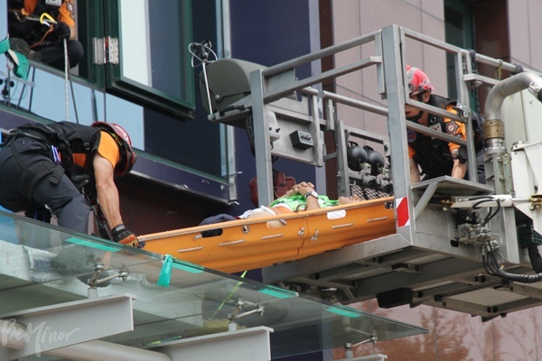 119 구급대원들이 이도건 공동집행위원장을 들것에 실어 지게차로 올리고 있다.