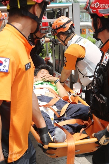 땅으로 내려온 이도건 공동집행위원장을 구급대원들이 호송하고 있다.