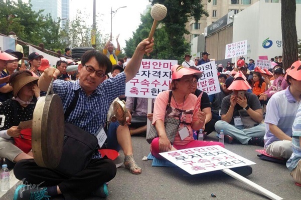 꾕과리를 치는 집회 참가자.