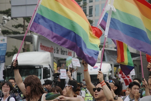 지난 6월 11일 열린 퀴어문화축제에서 성소수자를 상징하는 무지개 깃발을 들고 사람들이 행진하는 모습