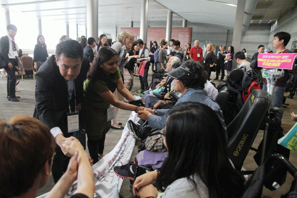 기자회견 후, 해외 참가자들이 공동행동 활동가들에게 지지의 마음을 표하며 인사를 건네고 있다. 