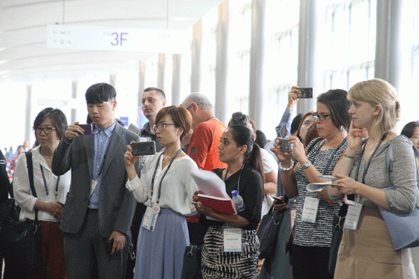기자회견하는 모습을 휴대폰 영상으로 찍는 사람들. 많은 해외 참가자들은 이들의 활동을 영상과 사진으로 기록하여 자신의 SNS로 전했다. 