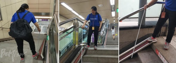 시각장애인 당사자가 자전거 경사로가 있는 지하철 역사 계단을 오르내리는 모습. ⓒ한국시각장애인연합회