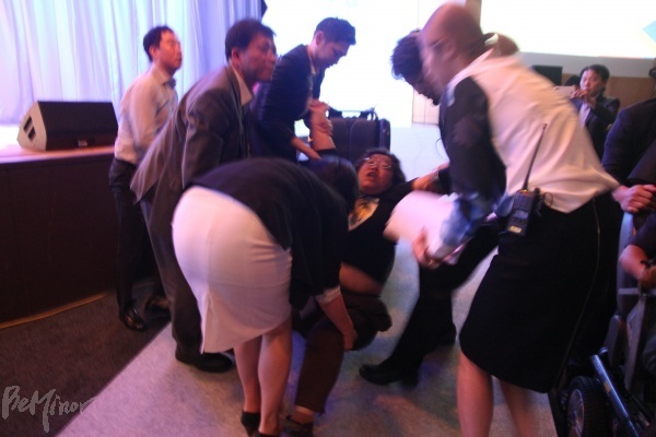 지난 27일, 세계사회복지대회 개회식에서 장애등급제, 부양의무제 폐지를 외치며 기습시위를 하던 참가자가 휠체어에서 분리된 채 끌려나가는 모습.