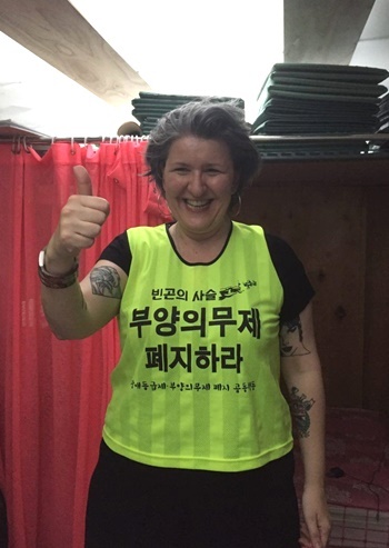 광화문 농성장을 방문한 레아 마글라질릭 ⓒ전국장애인차별철폐연대