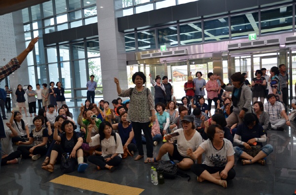 경북 장애인단체 회원들이 경북도청 1층 로비에서 김관용 도지사 면담을 요구하고 있다. ⓒ뉴스민