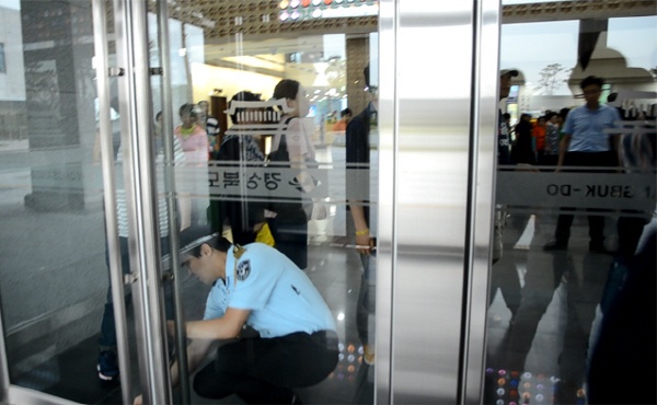 장애인단체 회원들이 도청에 들어가자 문을 잠그고 진입을 막고 있다. ⓒ뉴스민