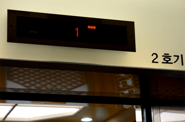 실강이 끝에 장애인단체 회원이 경북도청 자동승강기에 탑승했지만, 사용이 차단됐다. ⓒ뉴스민