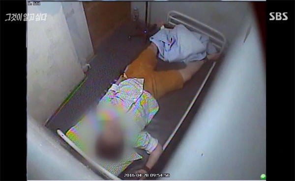 지난 23일 방영된 SBS ‘그것이 알고 싶다’의 ‘아무도 모른다-정신병원의 비밀’ 편. 27세의 청년이 정신병원 격리실에서 사지가 강박되어 있는 모습이 병원 CCTV 화면에 잡혔다. ‘그것이 알고 싶다’ 화면 갈무리. 