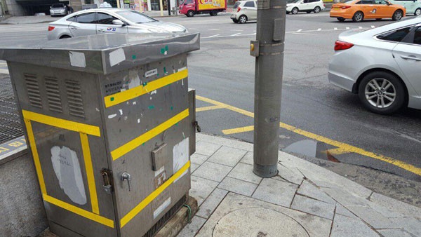 시각장애인이 접근하기 어렵게 설치된 음향신호기 사진 ⓒ한국시각장애인연합회