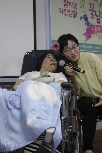 꽃님 씨(왼쪽)가 발족식에서 소감을 말하는 모습.