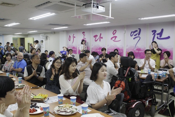 꽃님 기금 발족식 참가자들이 축하의 의미로 박수를 치고 있다.