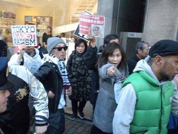 재특회 시위에 맞선 카운터스들의 시위. (이미지 출처 : http://blog-imgs-88.fc2.com)