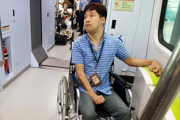 인천 지하철 2호선에 탑승한 장애인. 열차의 흔들림이 심한데도 장애인석에 가로 안전봉이 없어 사고 위험이 크다는 지적이 인천 지역 장애인단체들로부터 지속해서 제기돼왔다. ⓒ인천장차연