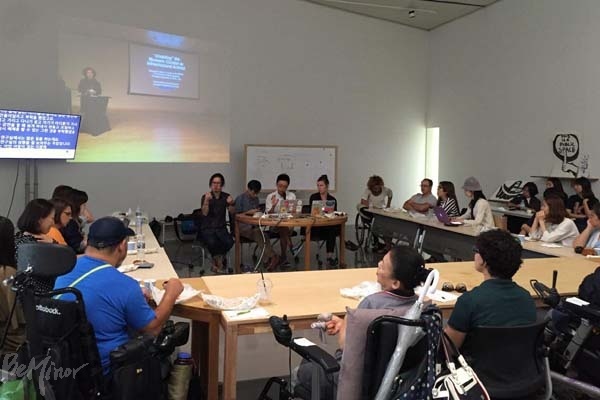 미술관 주변 매핑(mapping)을 마친 사람들이 북서울미술관에서 사라 핸드렌의 강의를 듣고 있는 모습.