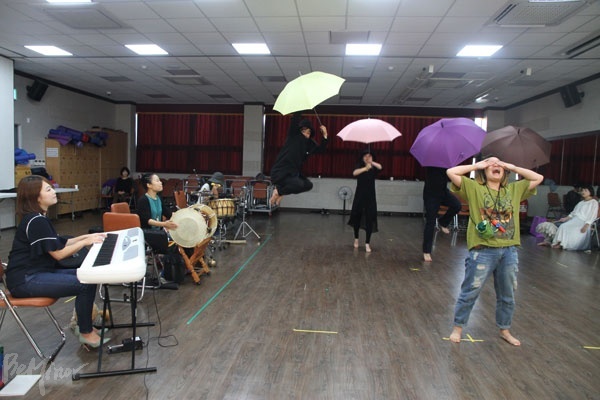 실험 창작음악극 ‘이 지독한 삶이여, 다시! - 유쾌한 氏의 운수 좋은 날’ 연습 현장