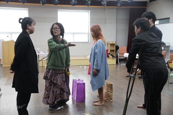 실험 창작음악극 ‘이 지독한 삶이여, 다시!’ 연습 현장. 왼쪽에서 두 번째가 이번 공연 연출을 맡은 리지 씨.(초록색 옷)  