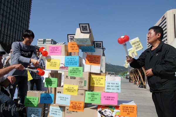기자회견 참가자들이 '한국 불평등탑'을 격파하는 퍼포먼스를 벌이고 있다.