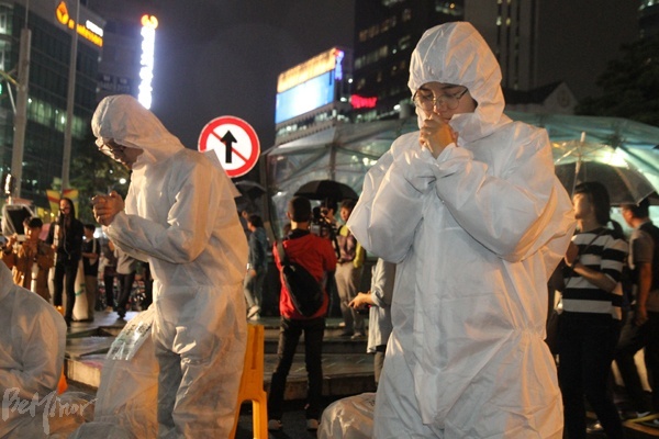 삼성 직업병 피해자들을 추모하는 '방진복 퍼포먼스'