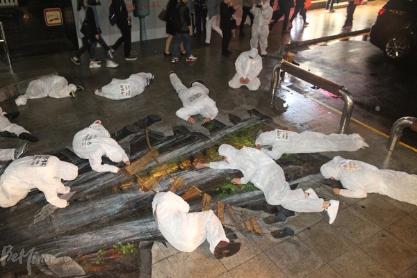 삼성 직업병 피해자들을 추모하는 '방진복 퍼포먼스'