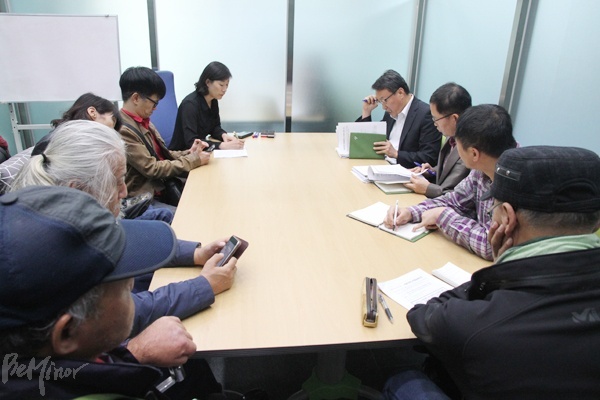 서울장애인차별철폐연대 대표단과 서울시 장애인복지정책과가 10일 서울시청에서 한국소아마비협회 정립전자 문제를 두고 면담을 진행하고 있다.