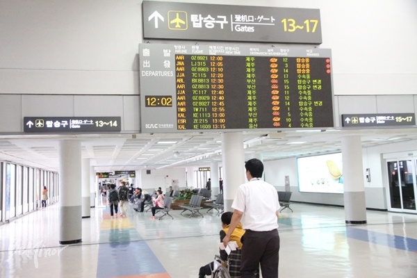 국내선 공항을 이용하고 있는 장애인 당사자.