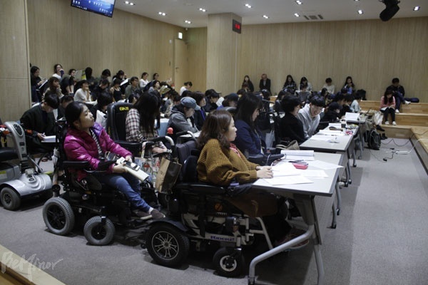 포럼에 참여한 사람들의 모습. 