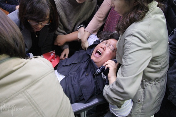 장애인콜택시 요금 인상 반대, 법정대수 200% 증차를 요구하던 이형숙 경기장차연 상임대표가 시장실에서 성남시 공무원 직원들에게 끌려나오는 모습.