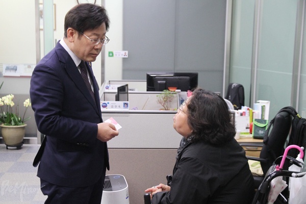 경기장차연과 이재명 시장이 면담을 진행하는 모습.