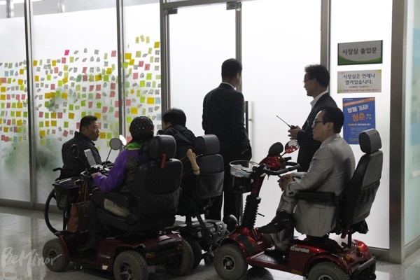 장애인콜택시 요금 인상에 찬성하는 장애인단체 회원들이 시장실 입구를 지키는 모습.