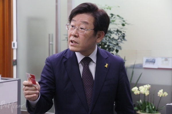 경기장애인차별철폐연대와 면담에서 이재명 성남시장이 장애인콜택시 요금 인상안 강행 입장을 밝히고 있다.