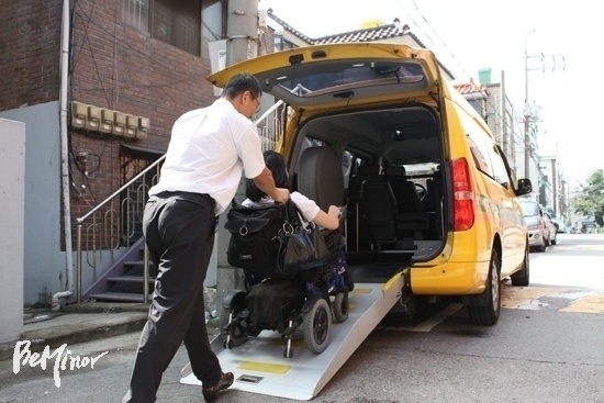 장애인이 장애인콜택시를 이용하는 모습. 사진 속 이용자는 기사 내용과 무관하다.