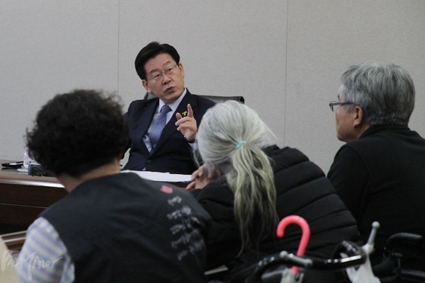 15일 성남시청에서 경기장차연과 이재명 성남시장이 면담을 진행하는 모습.