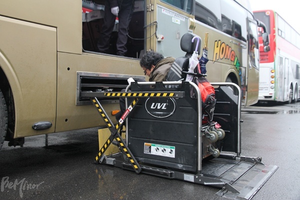 14일 경기도 김포시 김포운수 차고지에서 시외이동권 소송 현장 검증이 진행됐다. 현장검증에 앞서 장애인 당사자가 휠체어 리프트를 장착한 버스에 탑승하는 모습.