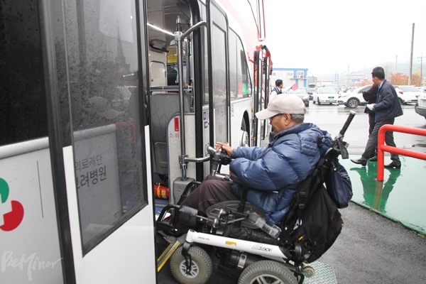현장 검증에 앞서 장애인 당사자가 2층 저상버스에 시승하는 모습.