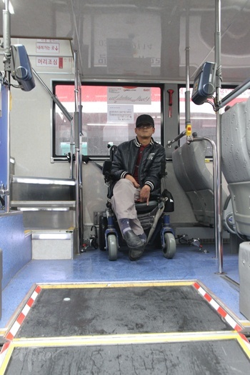 장애인 당사자가 2층 저상버스에 탑승한 모습.