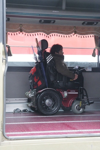 장애인 당사자가 휠체어 리프트 장착 버스에 탑승한 모습.