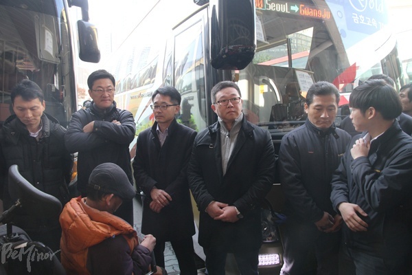 광주행 버스를 타려는 장애인을 터미널 직원들이 막아선 모습.