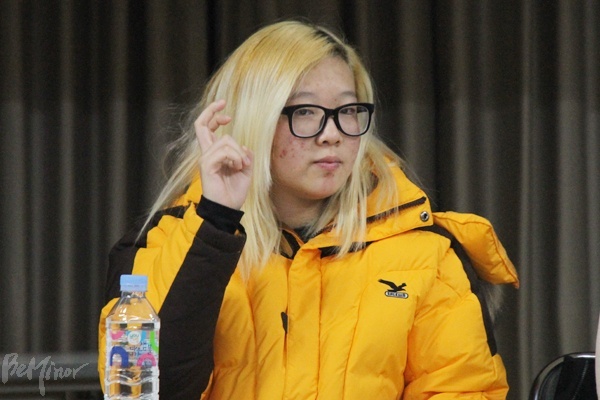 청각장애인 당사자 석민선 씨가 인권교육에 대한 경험을 토대로 개선 지점에 대해 발표하는 모습.