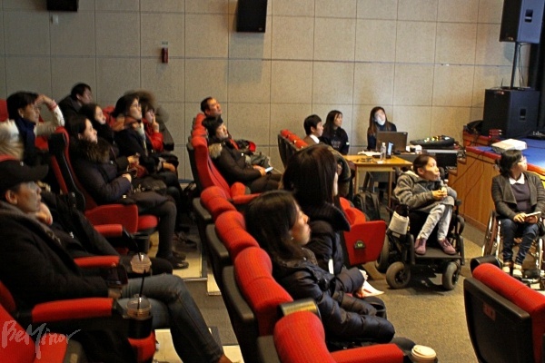 연극을 보고난 후, 사람들이 모니터링 결과를 장애인 당사자의 시각에서 다시 점검하고 있다.