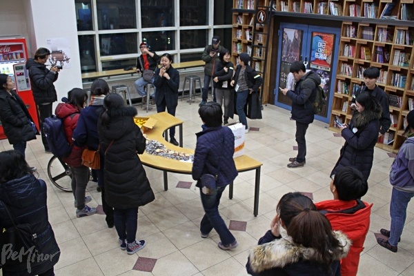 모의 대피 후, 사람들이 극장 밖 로비에 모인 모습.