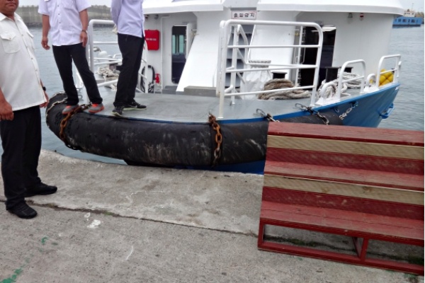 교통약자법이 시행된 2014년 이후에 만들어진 유람선 선착장. 계단이 있어 휠체어 이용 장애인은 탑승이 불가능하다. ©국가인권위원회