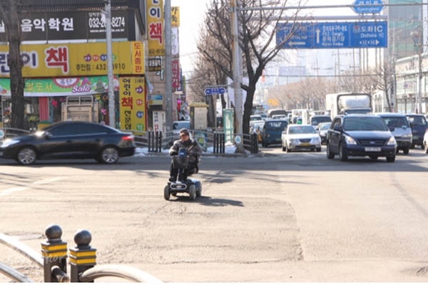 석바위 사거리에 횡단보도가 설치되지 않았을 당시, 장애인들이 목숨 걸고 사거리를 무단횡단하는 모습. ⓒ인천장애인차별철폐연대