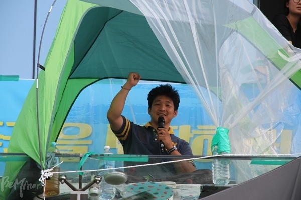 서울 여의도 이룸센터 2층 유리 난간에서 14일간 고공 단식농성을 진행했던 이도건 집행위원장.