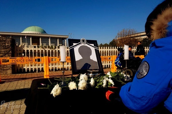 지난 11월 24일 여의도 국회 앞에서 경기도 여주에서 어머니에게 살해당한 장애인을 추모하며 헌화하는 장애인 활동가들.
