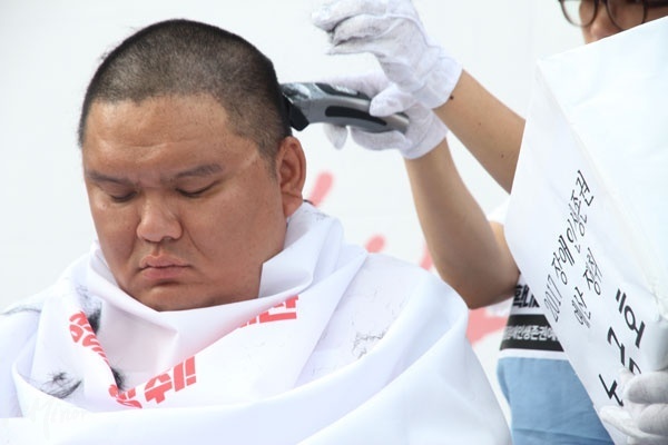 장애인 예산을 삭감한 정부에 생존권 예산을 확보를 촉구하며 지난 9월 삭발에 나선 장애인들.