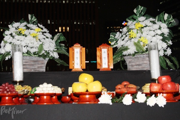 12월 21일 서울역 광장에서 홈리스 추모제가 열렸다. 거리에서 죽어간 무명녀, 무명남을 추모하는 공간에 위패와 제사상 등이 마련돼 있다.